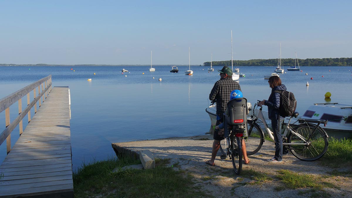 Vélos en location au bord du Lac du Moutchic, à Lacanau Océan